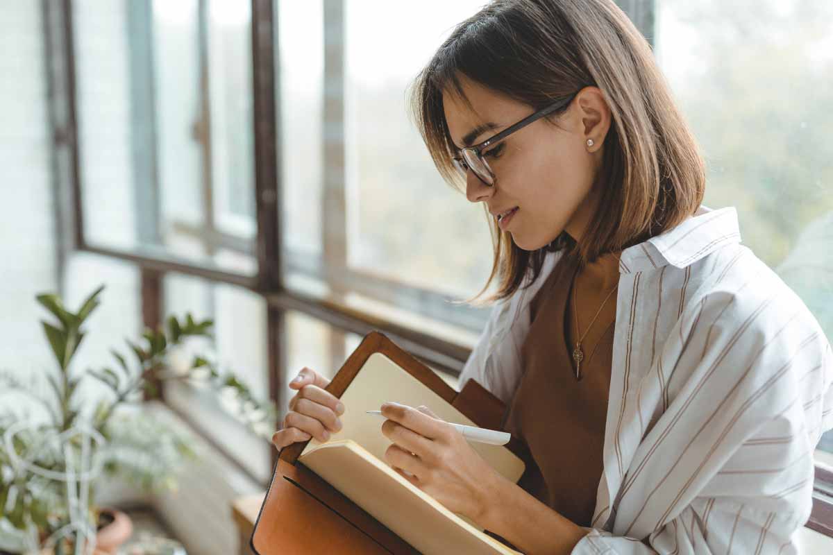 Psychology says people who always browse on social media but never comment or post secretly display these 5 traits