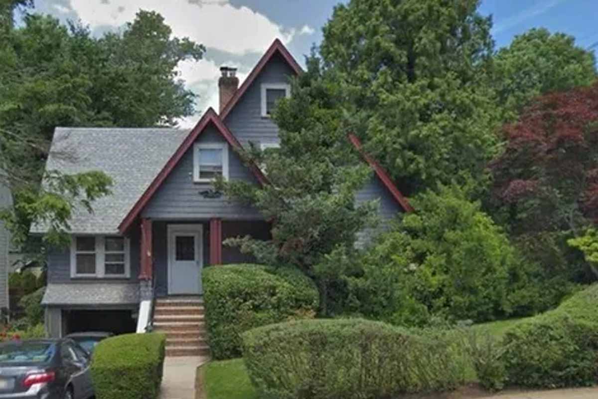 Neighbor shares before-and-after pics after 'shocking' renovation of home next door: 'I will never understand'
