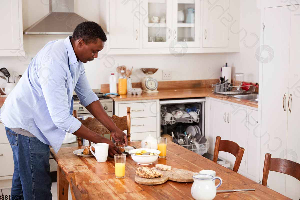 What does it reveal, according to psychologists, when someone clears the table right after eating?