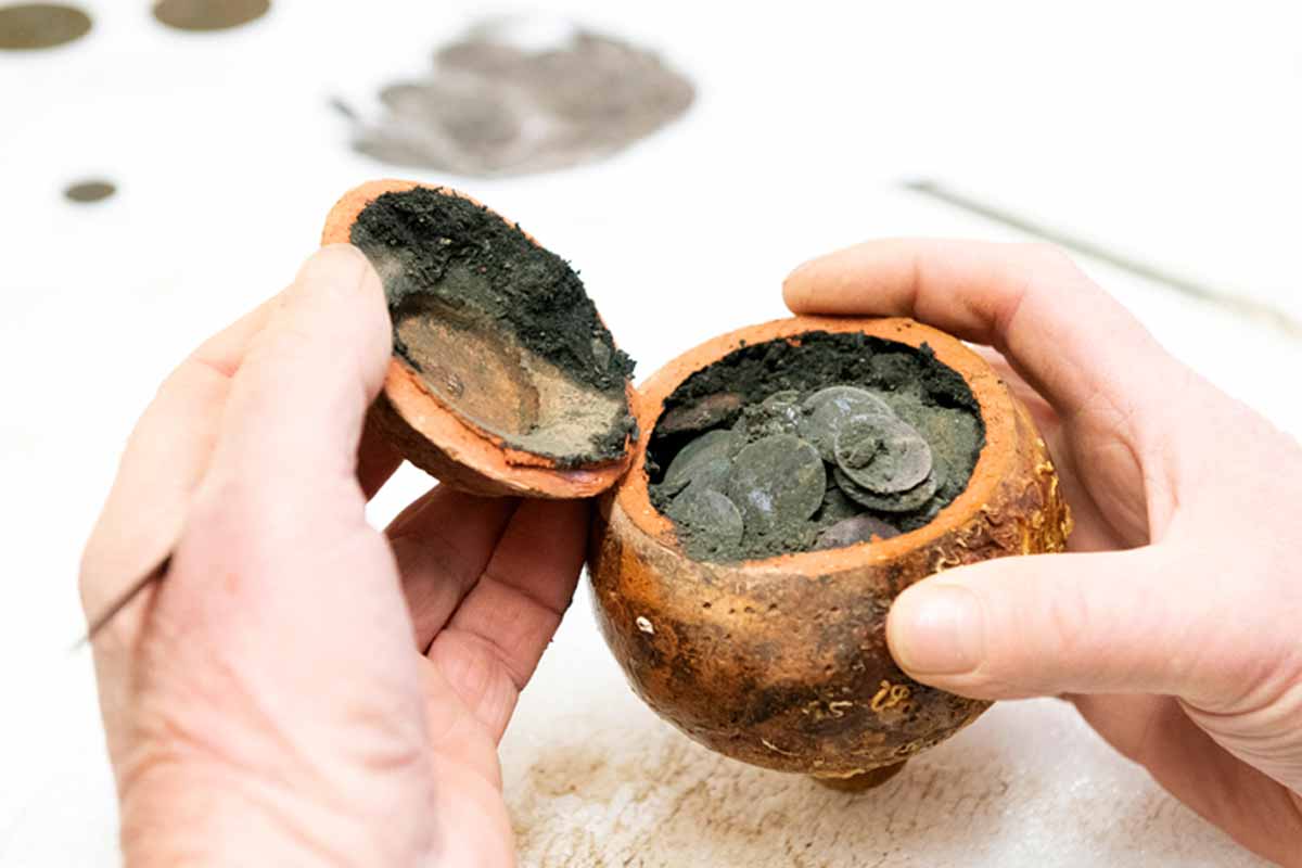 Treasure in the desert – archaeologists have found in Arabia a vase with 409 silver coins dating back more than 2,300 years and related to Alexander the Great